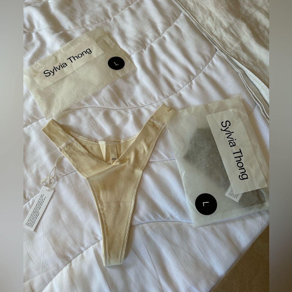 2 Arq Thongs: Sylvia, Size Large